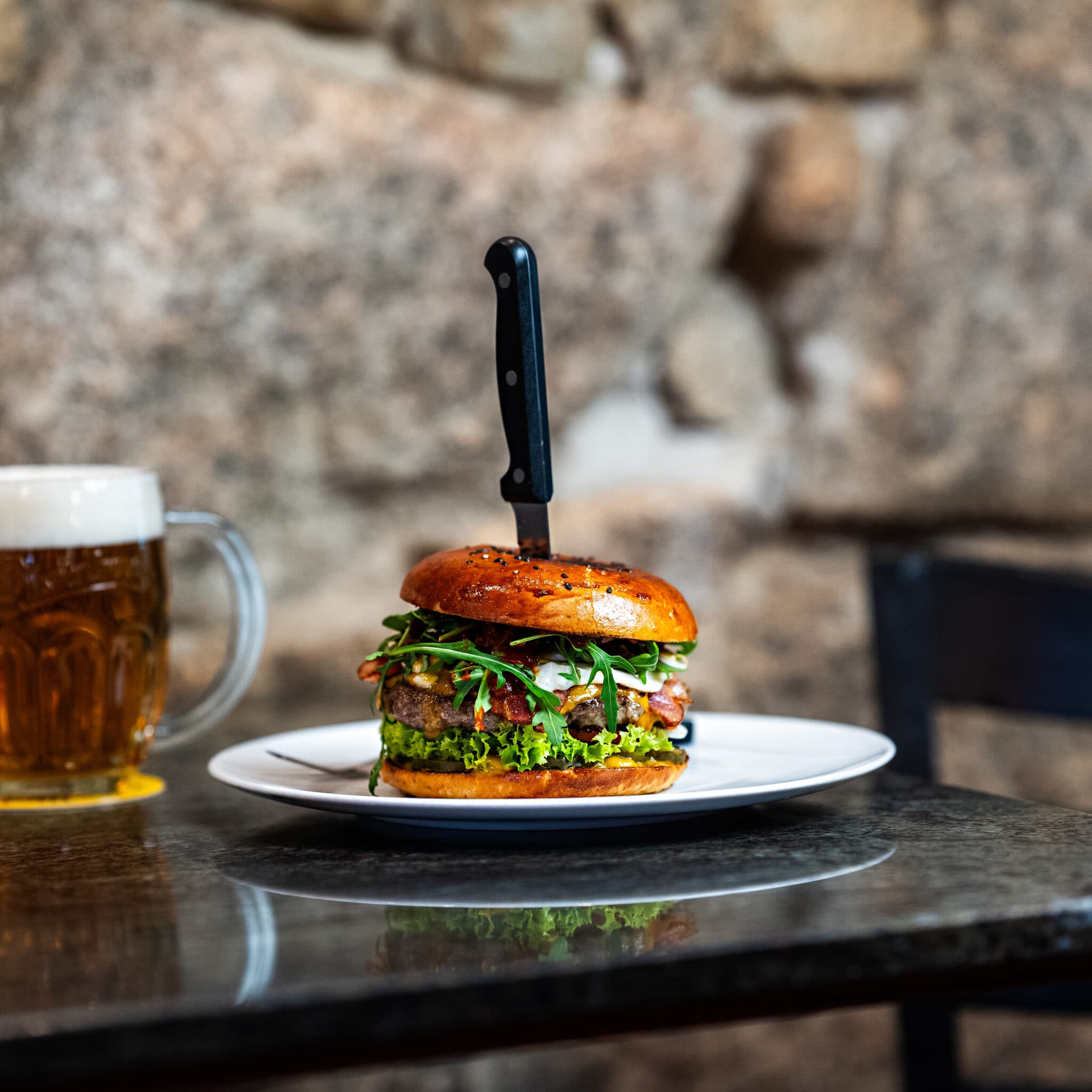 Smash Burger vs Tradycyjny Burger – Który Wybrać? Przewodnik Smakoszy 2025